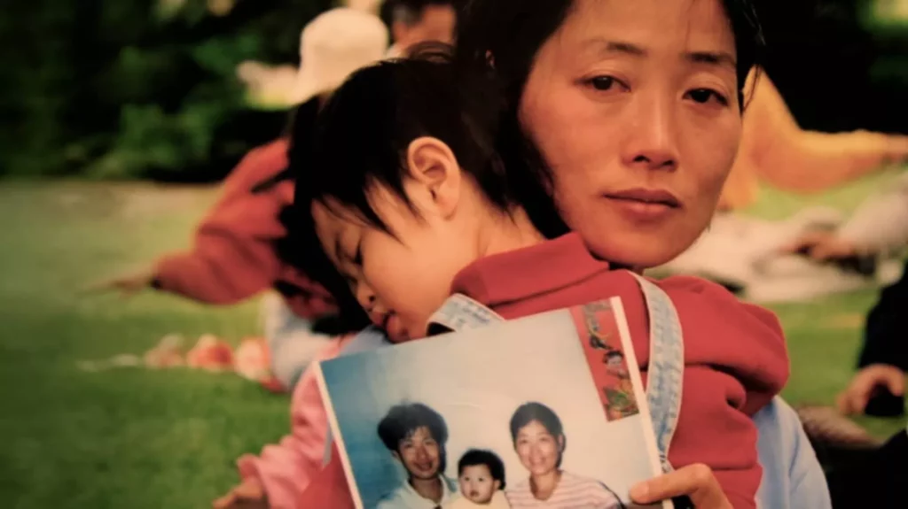 Vợ/chồng, cha mẹ, con cái và anh chị em của những người tu luyện Pháp Luân Công đã phải chịu nhiều mức độ đàn áp khác nhau, từ mất việc làm đến bị tra tấn.