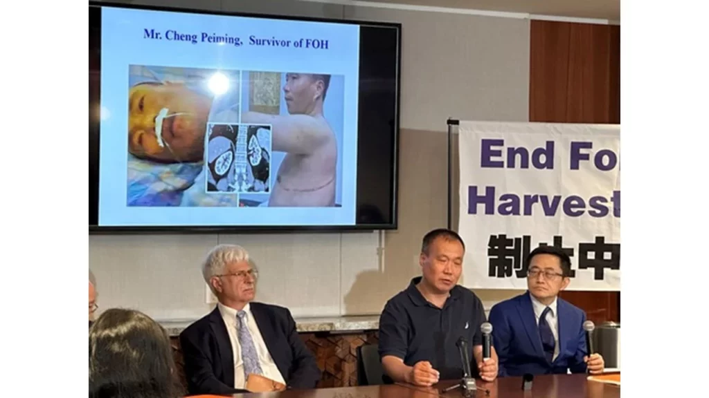 Ông Trình Bội Minh (thứ hai từ phải sang, nạn nhân bị mổ cướp nội tạng duy nhất còn sống sót, đã chạy trốn được sang Mỹ) kể lại trải nghiệm của mình khi bị mổ cướp nội tạng