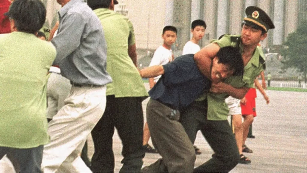 Phòng 610 từ lâu đã tồn tại bên ngoài khuôn khổ pháp luật của Trung Quốc. Giang đã trao cho tổ chức này nhiều quyền hạn rộng rãi để sử dụng "mọi biện pháp cần thiết" nhằm xóa sổ Pháp Luân Công