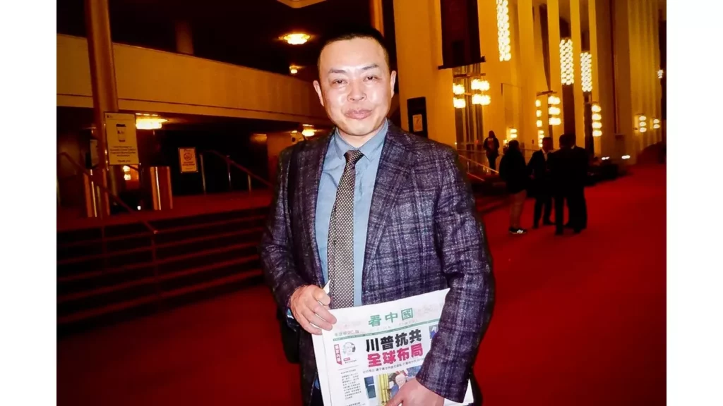 Nhà báo Triệu Lan Kiếm nói về Shen Yun tại Nhà hát Opera Kennedy Center ở Washington, D.C., vào ngày 26 tháng 2 năm 2025. (Frank Lương/The Epoch Times)
