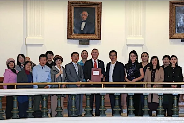 Vào ngày đầu tiên của Tết Nguyên đán Ất Tỵ, Hạ viện Texas, Hoa Kỳ đã nhất trí thông qua Nghị quyết tuyên bố ngày 29 tháng 1 năm 2025 là “Ngày Shen Yun” (Ảnh: The Epoch Times)
