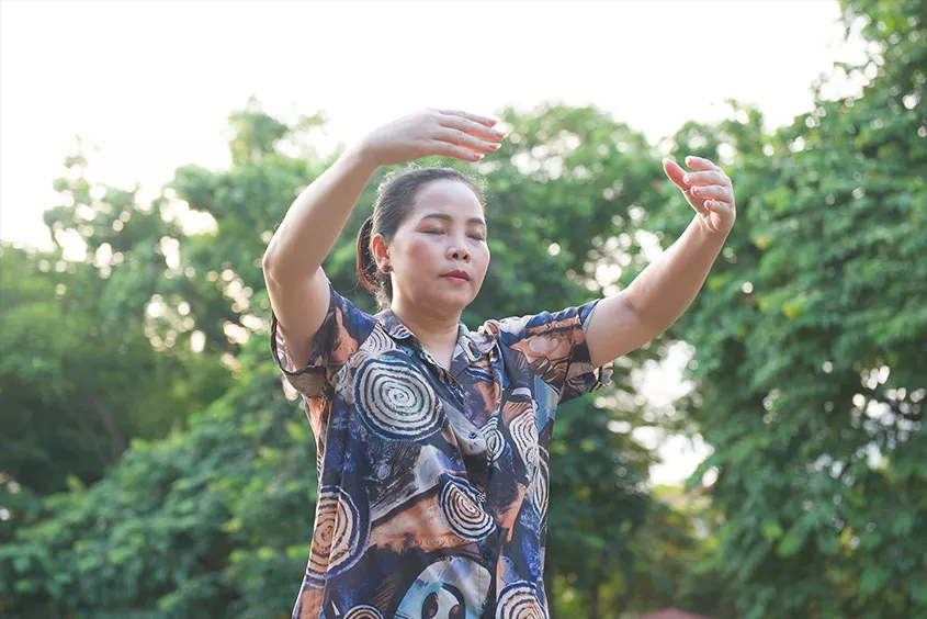 Ảnh chị Bàng Thị Liễu đang luyện công bài công pháp số 2
