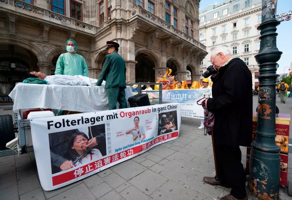 Các học viên Pháp Luân Công diễn lại khung cảnh tội ác mổ cướp nội tạng của ĐCSTQ tại Áo.