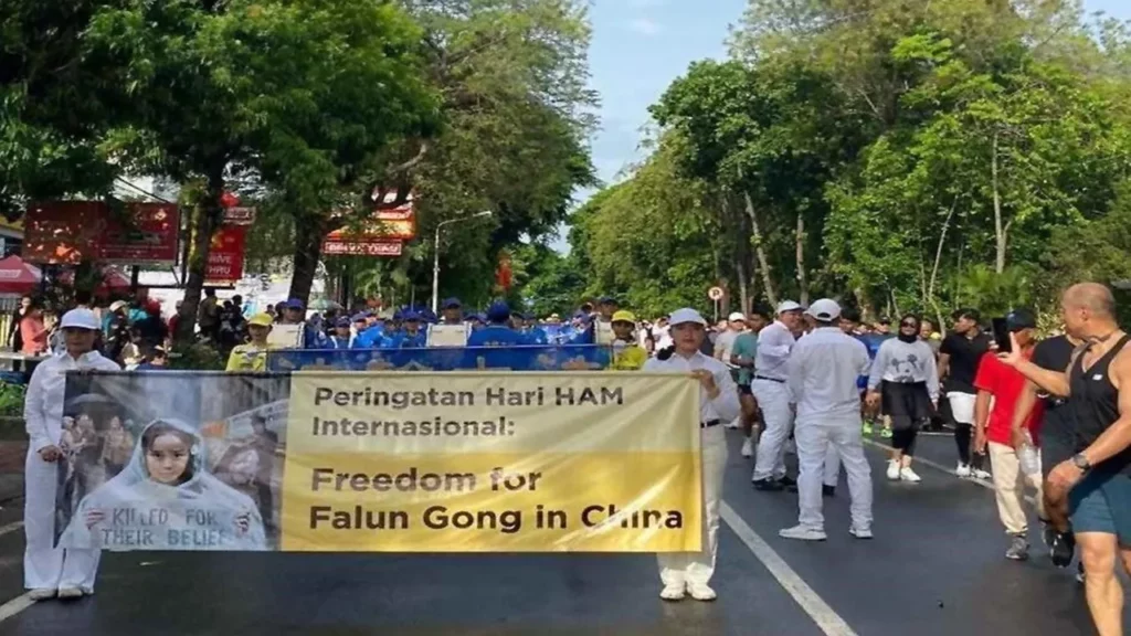 Các học viên đã tổ chức diễu hành và mít tinh vào ngày 8 tháng 12 năm 2024 tại Denpasar, Bali