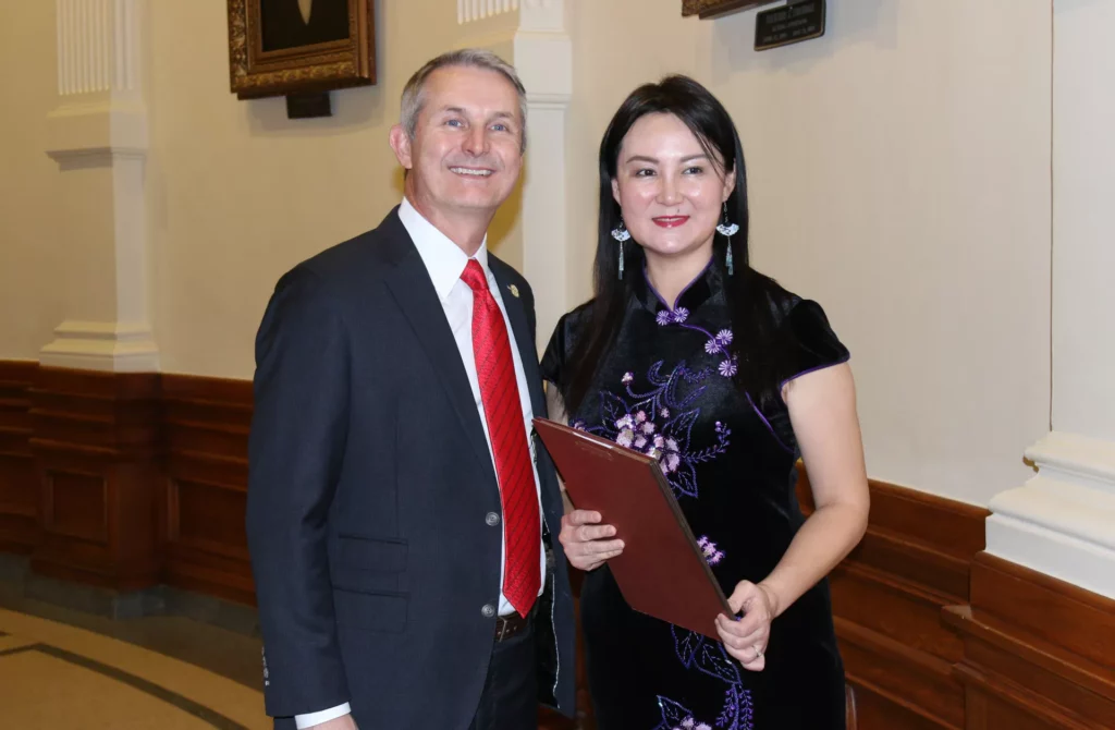 Người khởi xướng Nghị quyết, Nghị sĩ Tiểu bang Texas Tom Oliverson (bên trái), chụp ảnh cùng đại diện của ban tổ chức Shen Yun. (Chung Tâm Bình/ The Epoch Times)