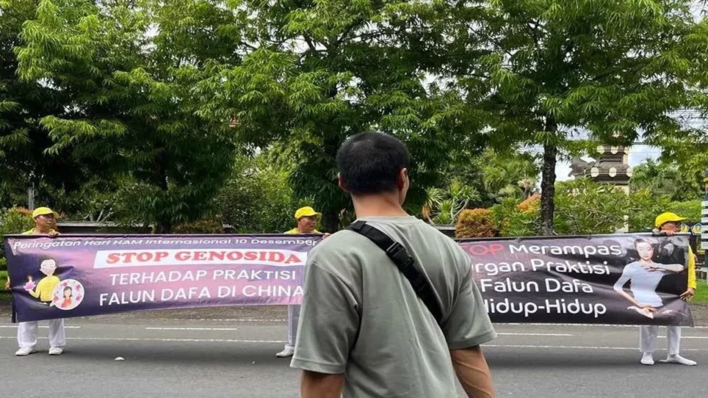 Hình ảnh cuộc diễu hành của các học viên Pháp Luân công để vạch trần cuộc đàn áp Pháp Luân Công của ĐCSTQ tại Trung Quốc và kêu gọi chấm dứt cuộc đàn áp này.