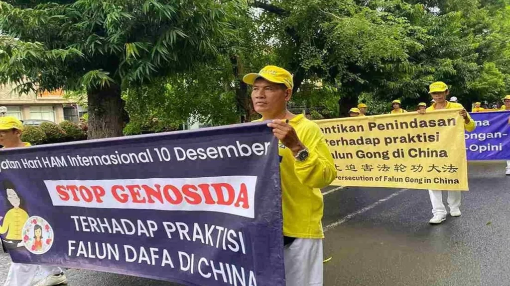 Hình ảnh cuộc diễu hành của các học viên Pháp Luân công để vạch trần cuộc đàn áp Pháp Luân Công của ĐCSTQ tại Trung Quốc và kêu gọi chấm dứt cuộc đàn áp này.