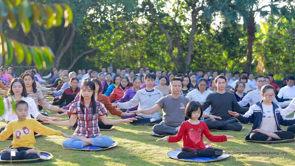 Học viên Pháp Luân Công Việt Nam luyện công (Ảnh: Internet)