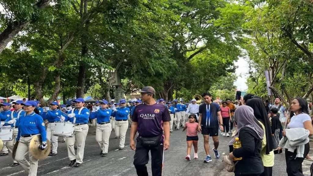 Khán giả theo dõi đoàn diễu hành của các học viên.