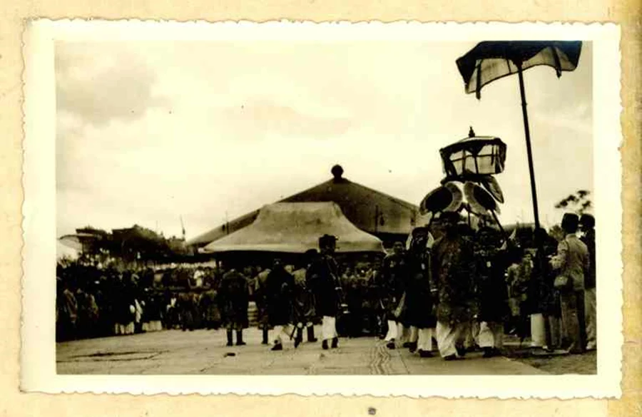 Lễ Nam Giao (Vua Bảo Đại đến đàn tế). Nguồn: TTLTQG I, Văn phòng Bảo Đại Đà Lạt
Trong kiến trúc, phong thủy và nghệ thuật