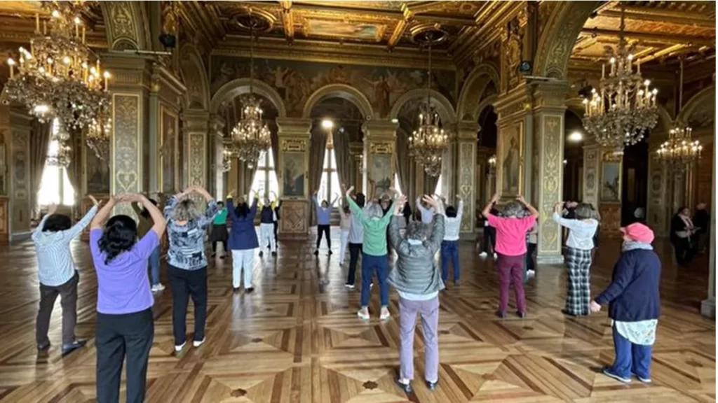 Các học viên hướng dẫn các bài công pháp Pháp Luân Đại Pháp tại Tòa thị chính Paris.