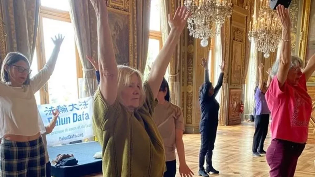 Người dân đang học tập Pháp Luân Công tại Tòa thị chính Paris.