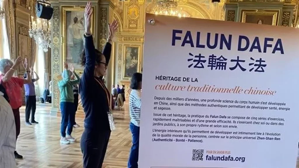 
Người dân đang học tập Pháp Luân Công tại Tòa thị chính Paris.