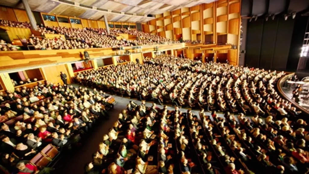Đoàn Shen Yun Tân Kỷ nguyên tại Großes Festspielhaus ở Salzburg, Áo, vào ngày 1 tháng 3. Hai buổi biểu diễn của đoàn tại Salzburg vào ngày 1 và 2 tháng 3 đã bán hết vé trước đó hơn một tháng. (Theo The Epoch Times)