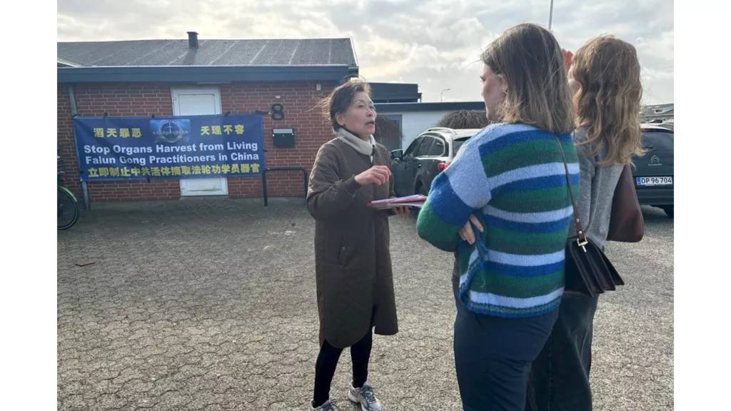 Người dân lắng nghe học viên Pháp Luân Công nói về chân tướng nạn cưỡng bức thu hoạch nội tạng do Chính quyền Trung Quốc thực hiện