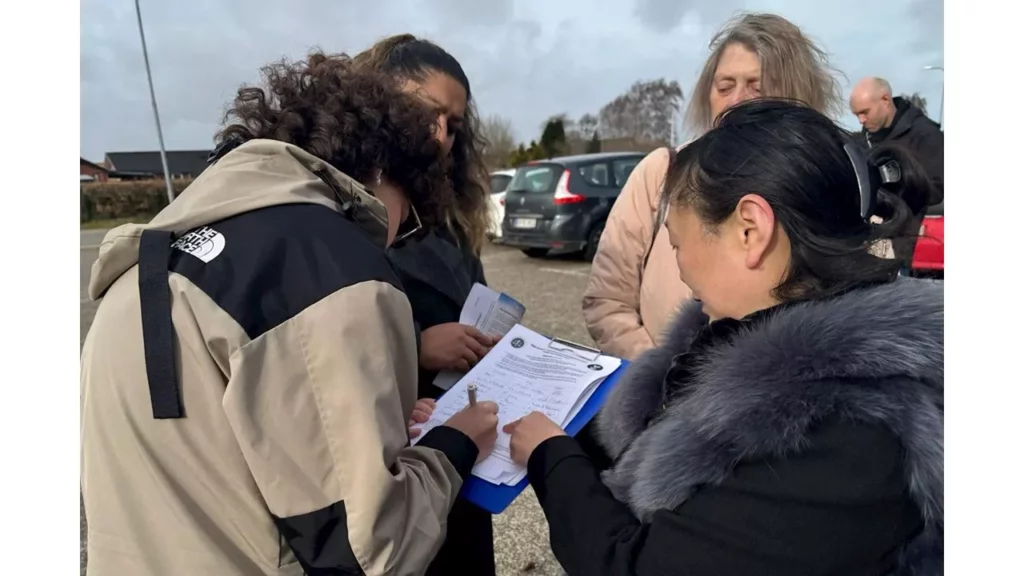 Người dân ký tên phản đối cuộc đàn áp Pháp Luân Công và nạn cưỡng bức thu hoạch nội tạng do Chính quyền Trung Quốc thực hiện