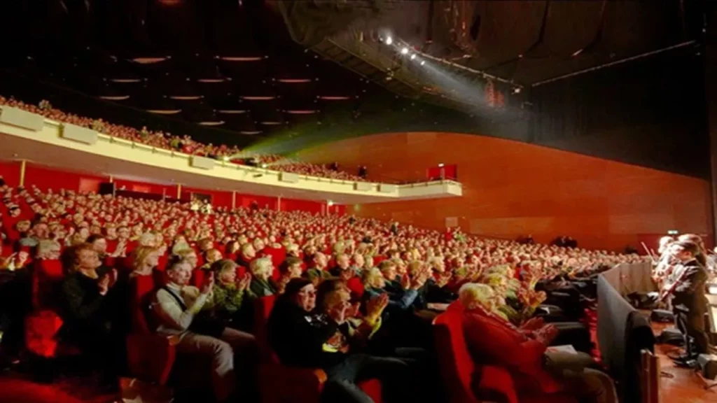 Đoàn Shen Yun Quốc tế tại MartiniPlaza ở Groningen, Hà Lan, vào tối ngày 26 tháng 2. Đoàn đã có ba buổi biểu diễn cháy vé tại Groningen vào ngày 25 và 26 tháng 2, kết thúc chuyến lưu diễn 12 buổi diễn tại ba thành phố của Shen Yun ở Hà Lan.