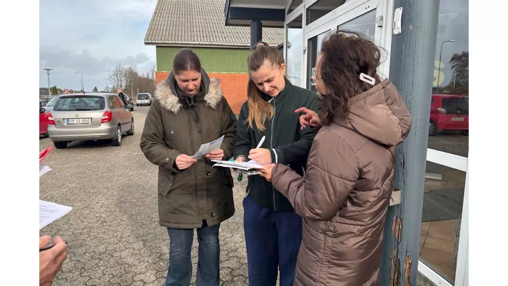 Người dân ký tên phản đối cuộc đàn áp Pháp Luân Công và nạn cưỡng bức thu hoạch nội tạng do Chính quyền Trung Quốc thực hiện