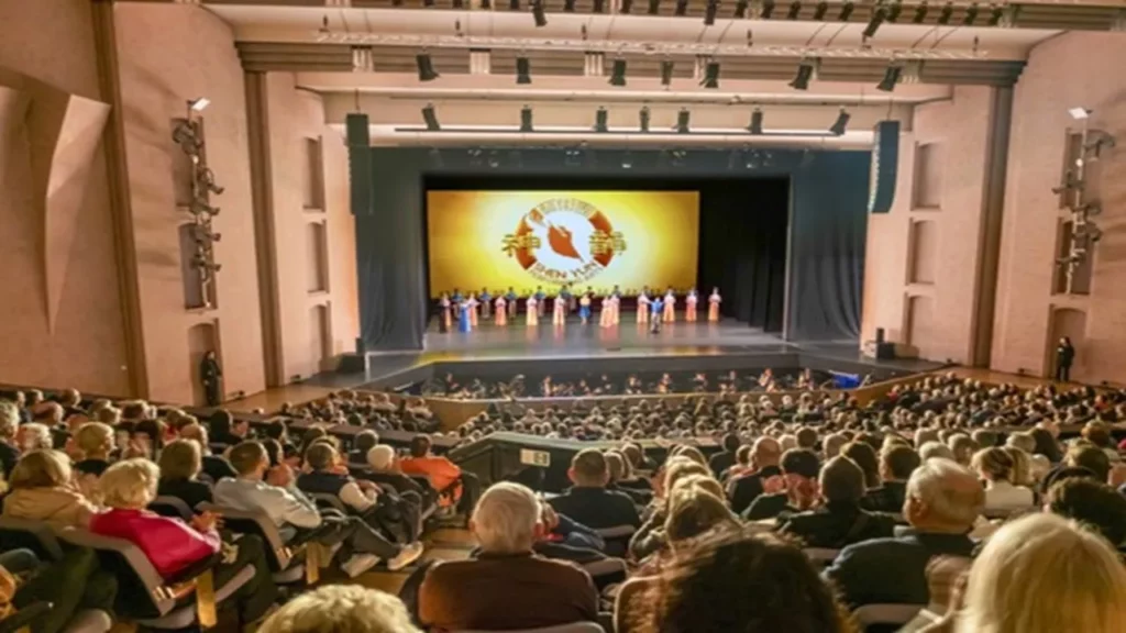Đoàn Shen Yun Quốc tế với khán phòng chật kín khán giả tại Forum am Schlosspark ở Ludwigsburg, Đức