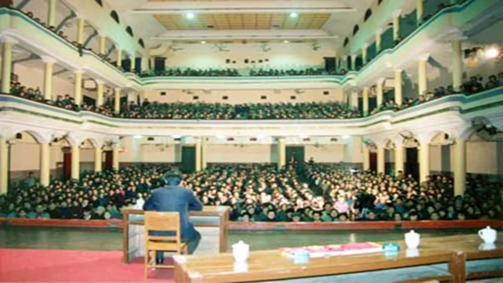 Sư phụ đang giảng khóa thứ 2 ở Vũ Hán, tỉnh Hồ Bắc, tháng 3/1993