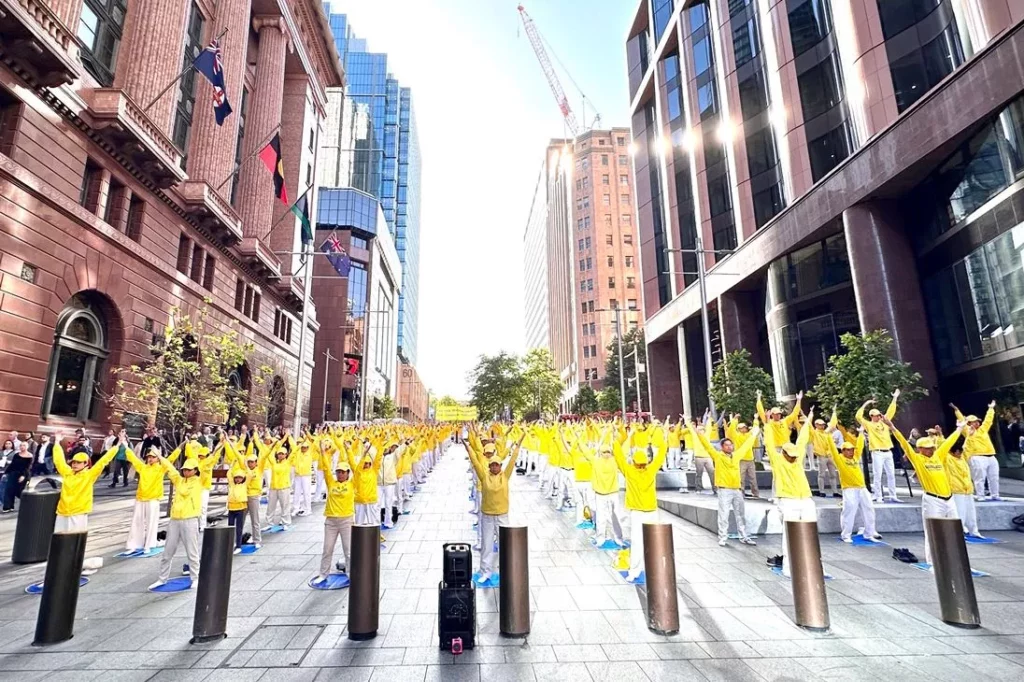 Các học viên luyện các bài công pháp tại Martin Place ở Sydney sáng ngày 25 tháng 10 năm 2024