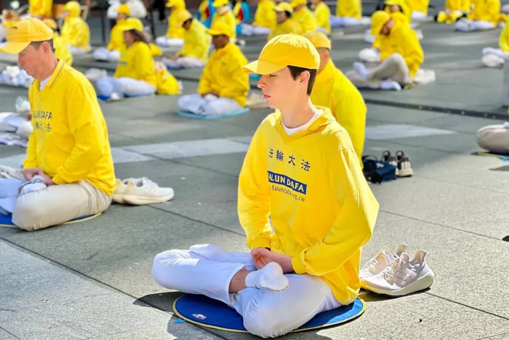 Các học viên luyện các bài công pháp, trong ảnh là bài công pháp số năm tại Martin Place ở Sydney sáng ngày 25 tháng 10 năm 2024