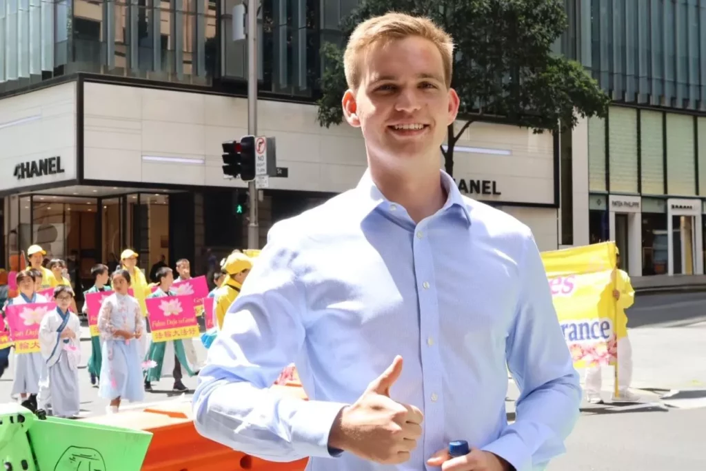 
Anh Miles Abell bị thu hút bởi cuộc diễu hành