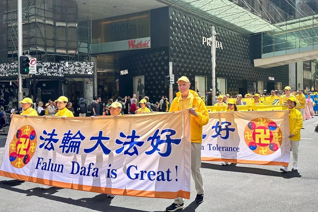 Đoàn diễu hành giương cao biểu ngữ Pháp Luân Đại Pháp là tốt