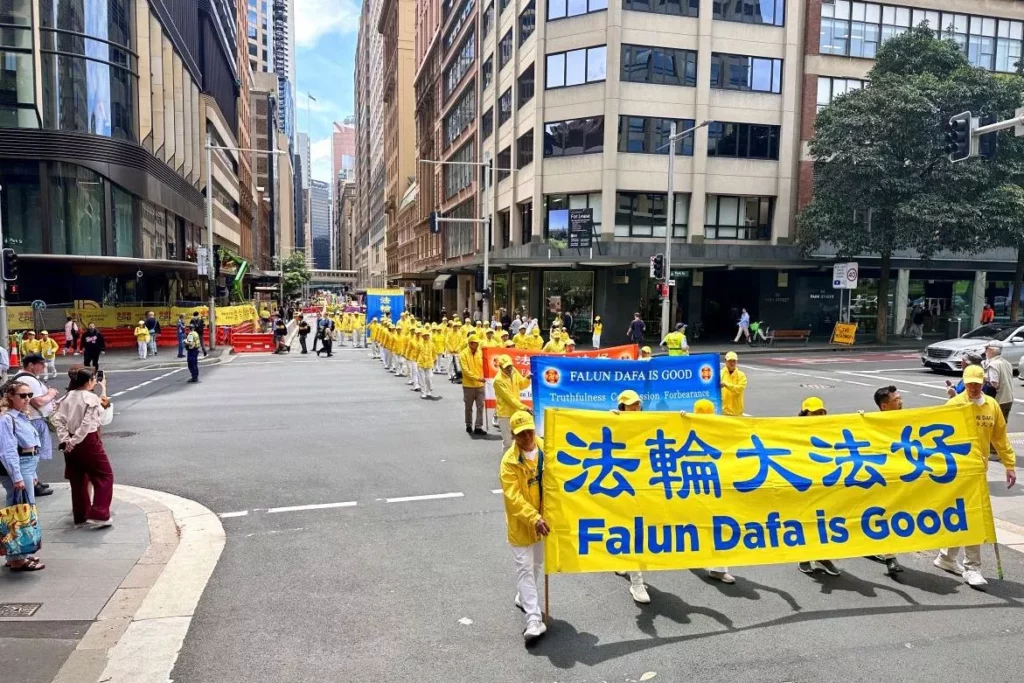 Đoàn diễu hành giương cao biểu ngữ Pháp Luân Đại Pháp là tốt