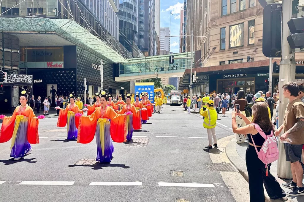 Các cô tiên nữ mặc áo cam tay cầm hoa sen