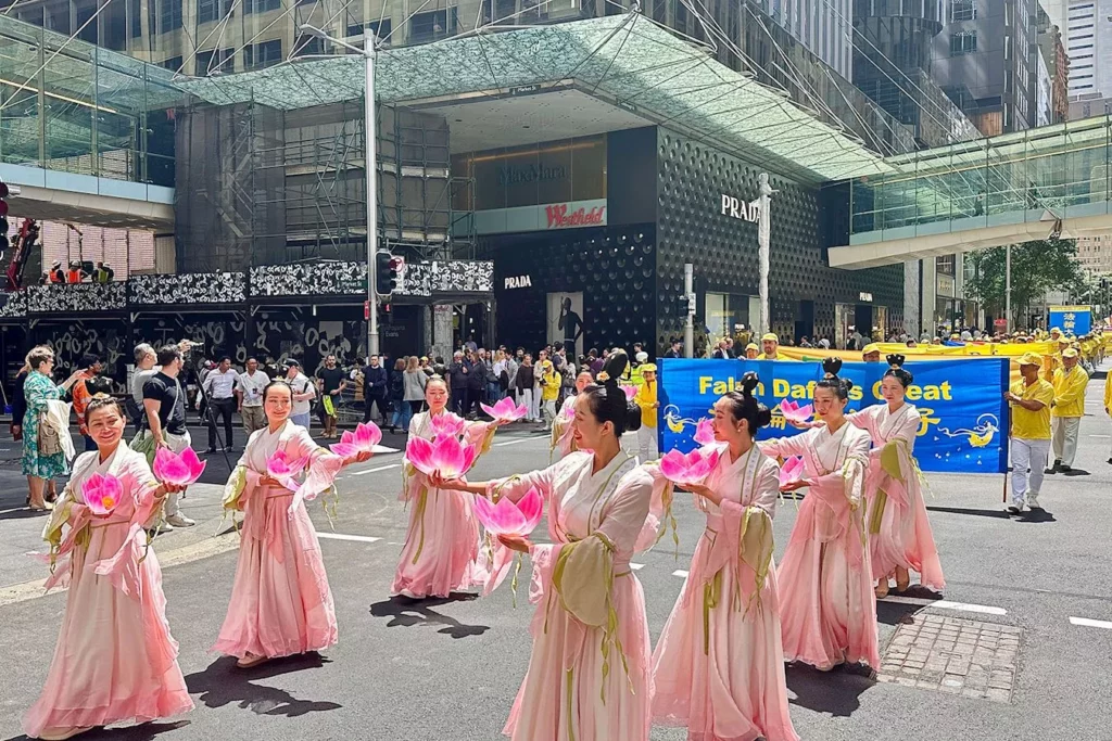 Các cô tiên nữ áo hồng tay cầm hoa sen