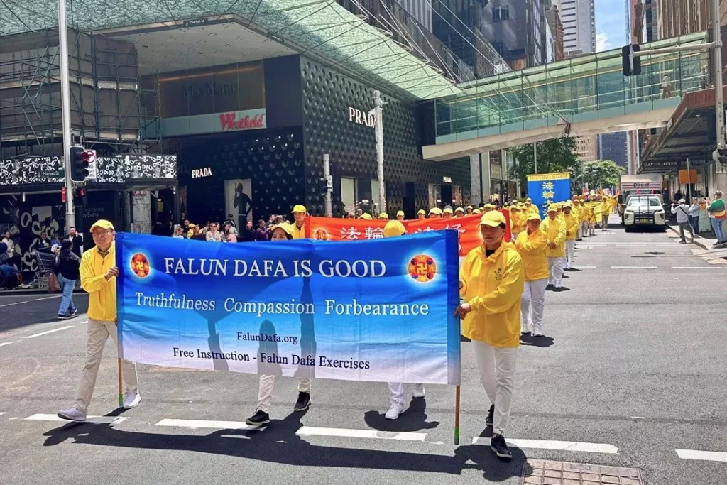 Đoàn diễu hành giương cao biểu ngữ Pháp Luân Đại Pháp là tốt