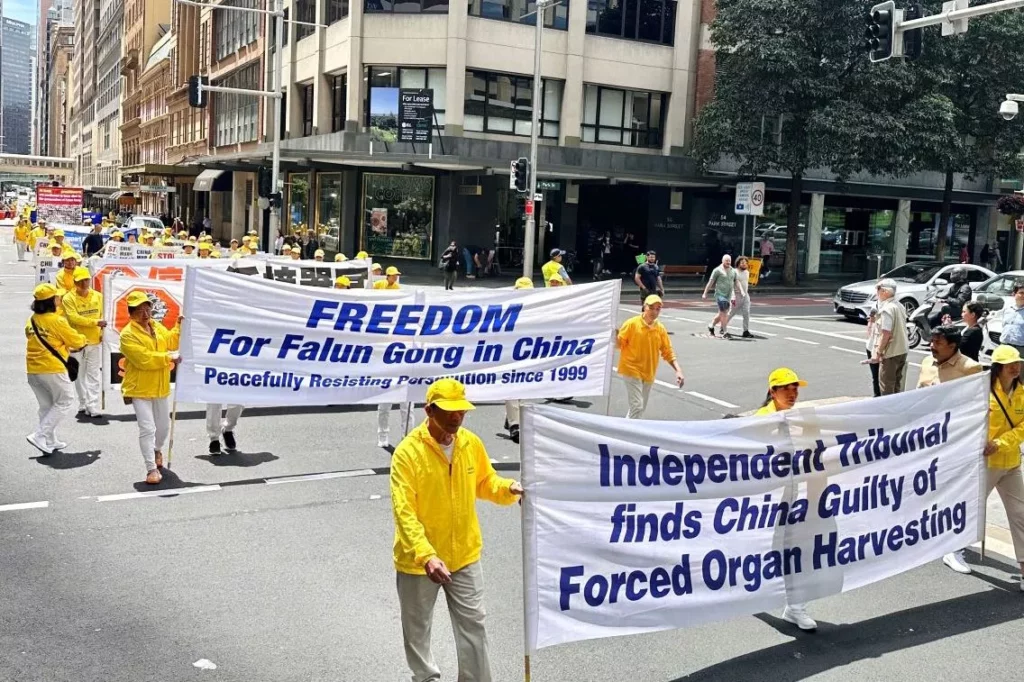 Đoàn diễu hành giương cao biểu ngữ: Tự do cho các học viên Pháp Luân Công tại Trung Quốc