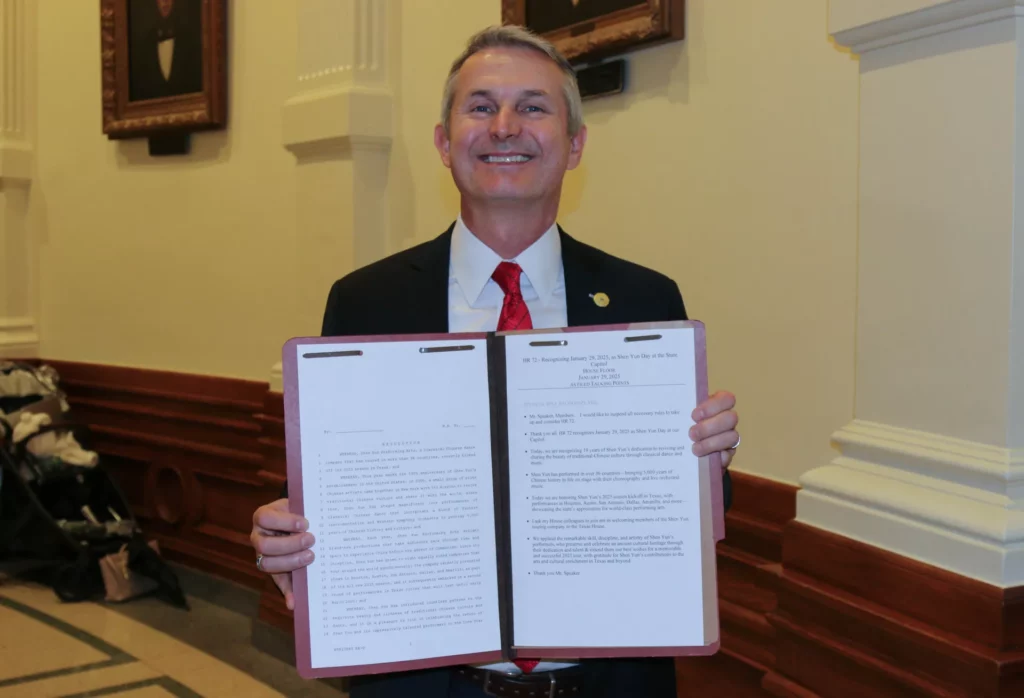 Vào ngày đầu tiên của Tết Nguyên đán, Hạ viện Texas đã nhất trí thông qua nghị quyết tuyên bố ngày 29/01/2025 sẽ được đặt tên là “Ngày Shen Yun” tại Texas. Trong ảnh là Nghị sĩ Tom Oliverson Tiểu bang Texas, người khởi xướng nghị quyết và đang cầm nghị quyết. (Chung Tâm Bình/ The Epoch Times)