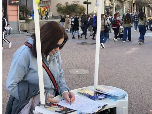 
Người qua đường tìm hiểu về Pháp Luân Đại Pháp và ký bản kiến ​​nghị kêu gọi chấm dứt cuộc bức hại ở Trung Quốc.

