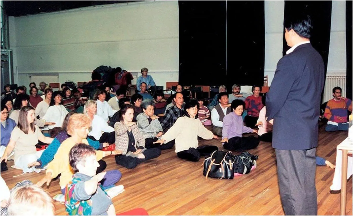 Sư phụ Lý Hồng Chí dạy Pháp Luân Công tại Gothenburg, Thụy Điển năm 1995