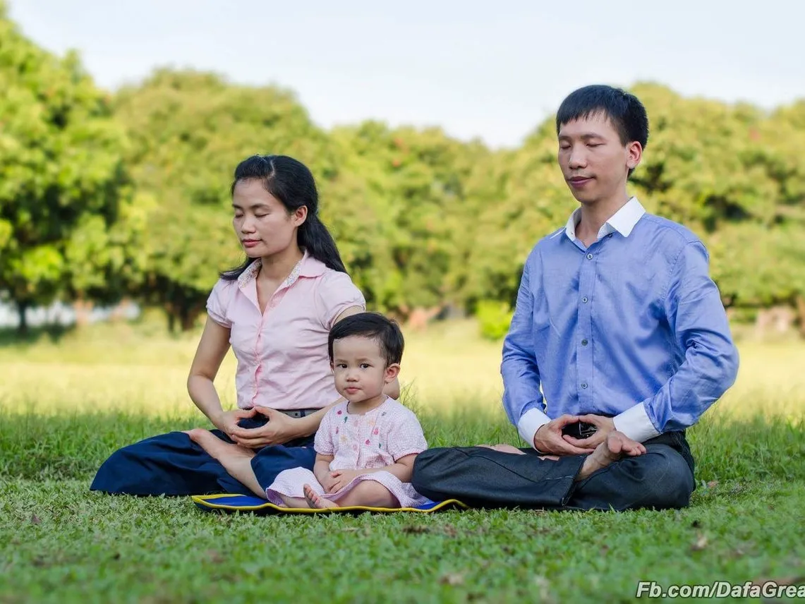 20-gia-dinh-luyen-Phap-Luan-Cong