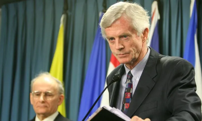 Ông David Kilgour, cựu Quốc vụ khanh Canada và Ông David Matas, Luật sư nhân quyền đã có nhiều báo cáo về vấn đề Pháp Luân Công tại Trung Quốc