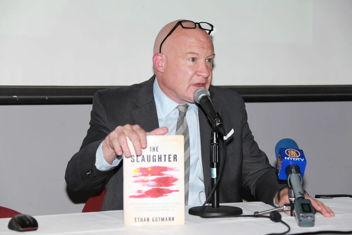 Nhà báo điều tra Ethan Gutmann viết cuốn sách “Đại Thảm sát” đưa ra các bằng chứng phơi bày tội ác mổ cướp nội tạng của chính quyền Bắc Kinh