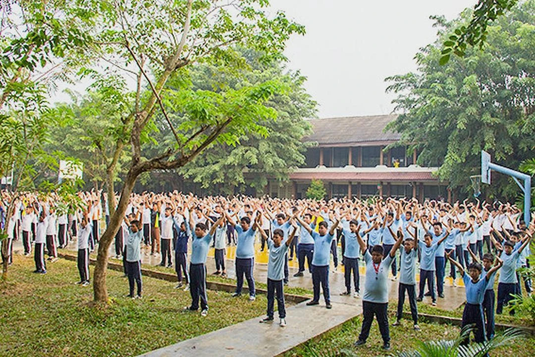 Hàng trăm giáo viên và học sinh Trường Trung học Batam tại Indonesia luyện Pháp Luân Công