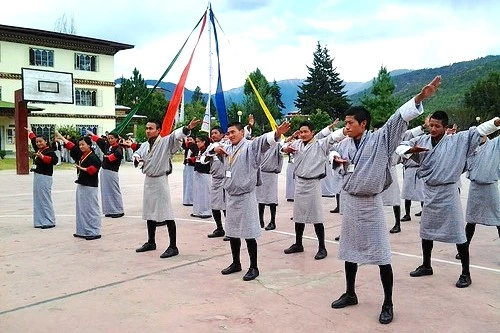 Sinh viên trường Đại học tại thủ đô Thimpu – Bhutan đang học Pháp Luân Công