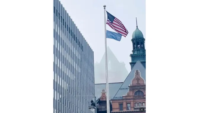 Lá cờ ‘Ngày Pháp Luân Đại Pháp’ được kéo lên trước Tòa thị chính Milwaukee vào ngày 13 tháng 5 năm 2025
