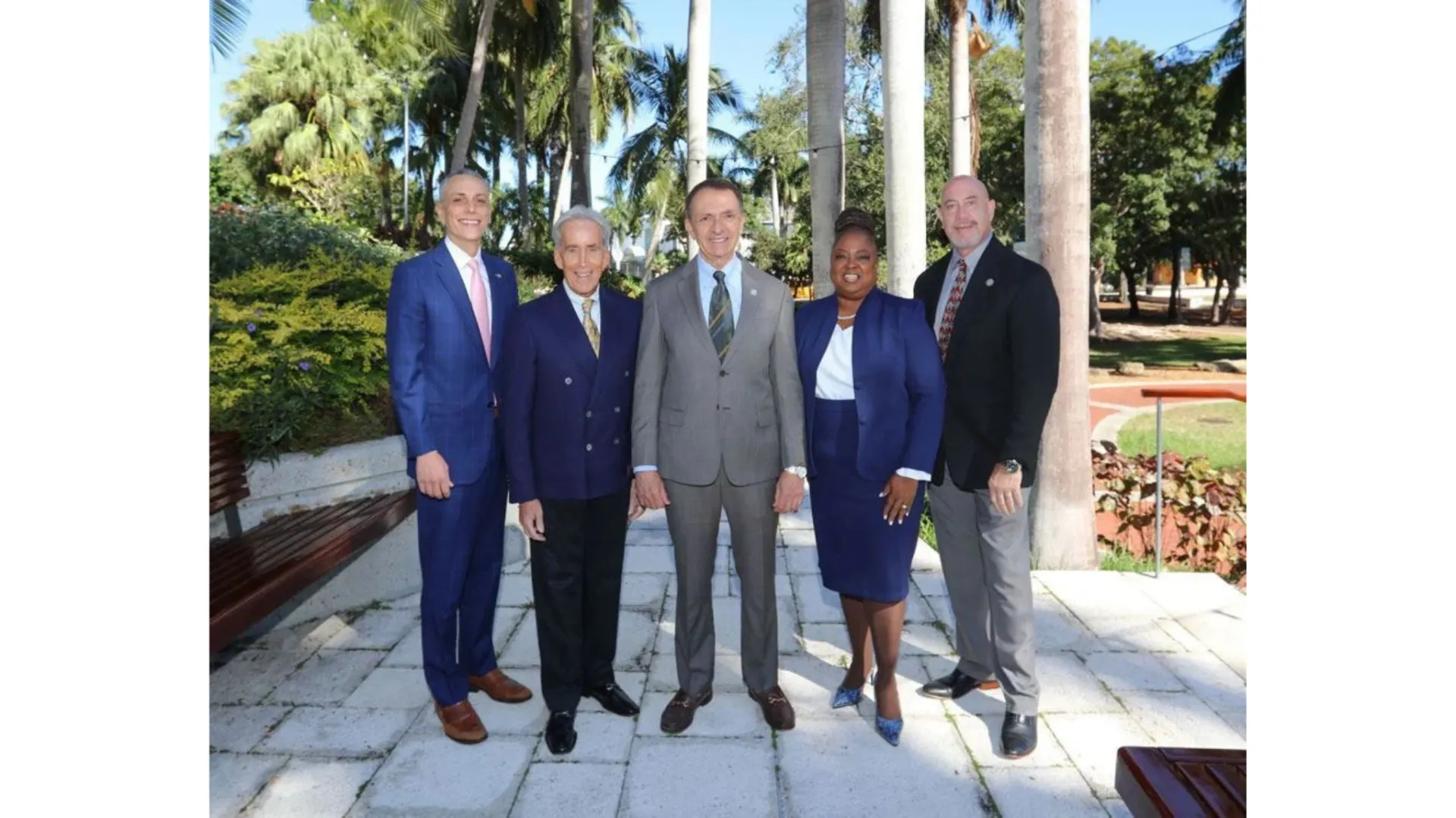 Từ trái sang phải: Ủy viên Khu vực 4 Ben Sorensen, Ủy viên Khu vực 2 Steven Glassman, Thị trưởng Dean J. Trantalis, Ủy viên Khu vực 3 Pamela Beasley-Pittman, và Phó Thị trưởng kiêm Ủy viên Khu vực 1 John C. Herbst.