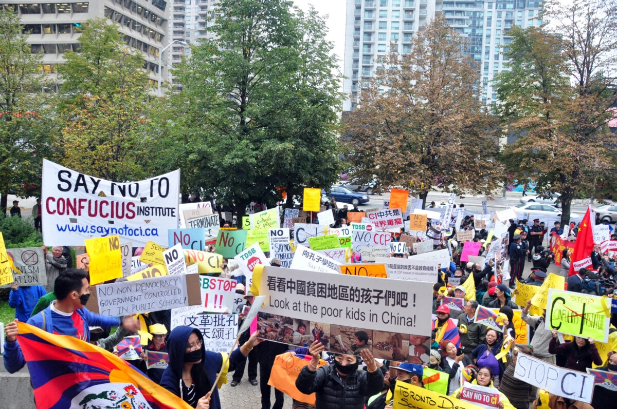 Những người phản đối Viện Khổng Tử biểu tình trước Hội đồng Giáo dục Toronto hôm 01/10/2014. (Ảnh: Zhou Xing/Epoch Times)