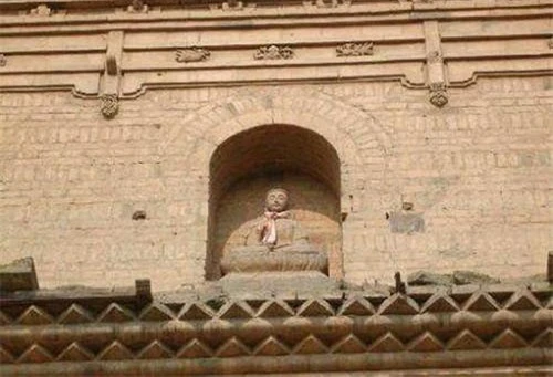 Bức tượng Phật ở tầng hai hướng Tây Nam đã vươn cánh tay đỡ lấy bé gái đang rơi xuống.