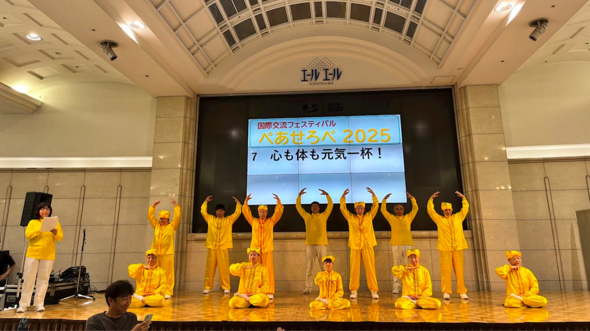 Trình diễn các bài công pháp Pháp Luân Đại Pháp