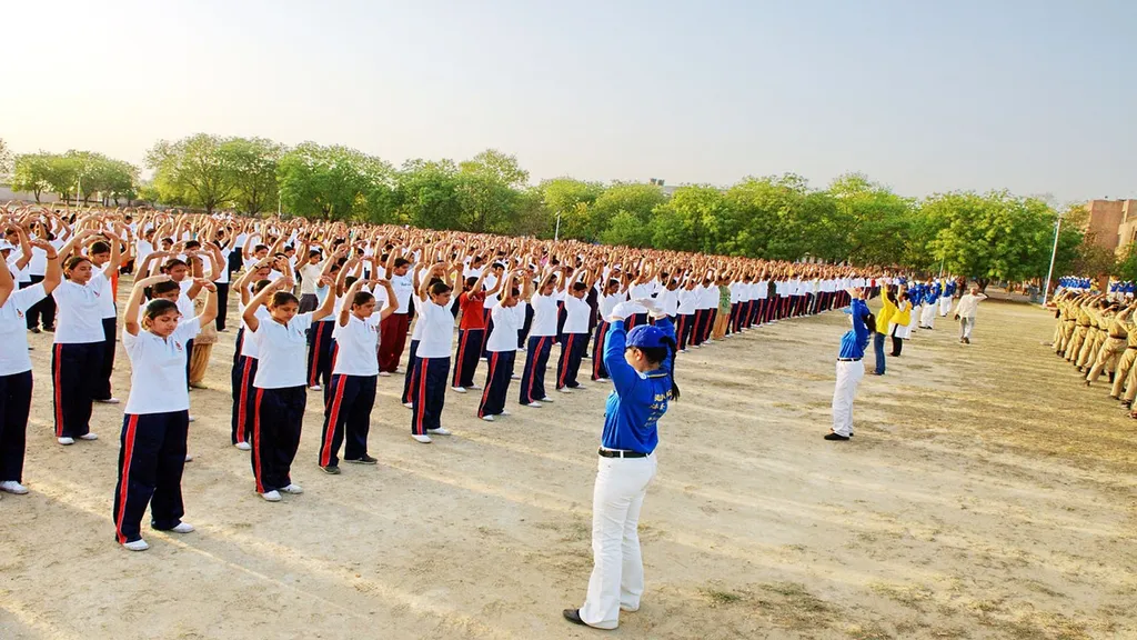 Hình chụp tại một trường huấn luyện: hàng ngàn cảnh sát Ấn Độ đang luyện Pháp Luân Công (Ảnh: Internet)
