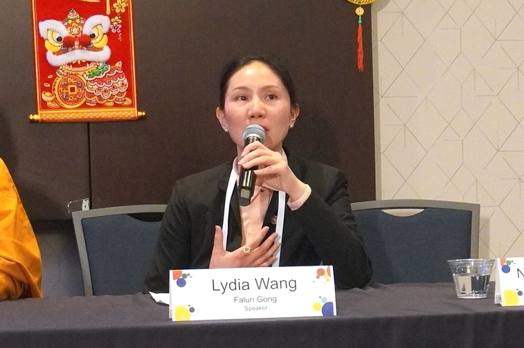 Học viên Pháp Luân Công Lydia Vương (Lydia Wang), chị của vũ công chính của Đoàn Nghệ thuật Biểu diễn Shen Yun Vương Xuân (Wang Xuan), cũng được mời phát biểu tại một phiên họp của Hội nghị Thượng đỉnh về Tự do Tôn giáo Quốc tế vào ngày 5 tháng 2. (Hạ Lý / Đại Kỷ Nguyên)