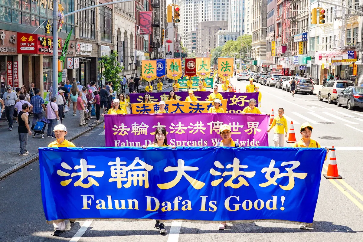 Các học viên Pháp Luân Công diễu hành kỷ niệm vào ngày 20/7/2025 (Ảnh: The Epoch Times)