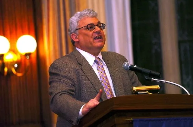 Ông Arthur Caplan, giám đốc Trung tâm Đạo đức sinh học tại Đại học Pennsylvania (Ảnh: MPRnews)